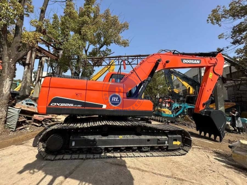 Doosan Dx225LC-9C Dx300 Used Excavator Equipment Construction Digging Machine