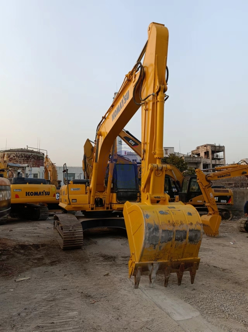Japan Used Komatsu PC240 PC240-8 Medium Excavator 24ton Second Hand Komatsu 240 240-8 Earth Moving Digger Construction Machinery