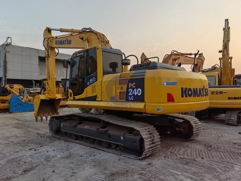 Japan Used Komatsu PC240 PC240-8 Medium Excavator 24ton Second Hand Komatsu 240 240-8 Earth Moving Digger Construction Machinery