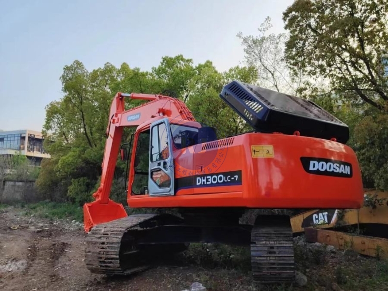 29T Doosan DH300LC Used Track Excavator Repossessed Road Digging Machine