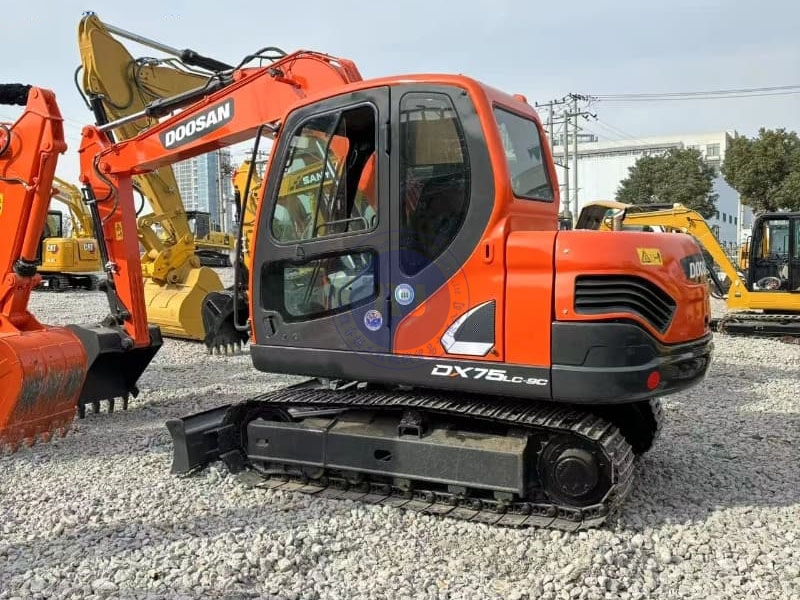 Powerful second-hand 7ton wheeled crawler DX75 excavator for sale